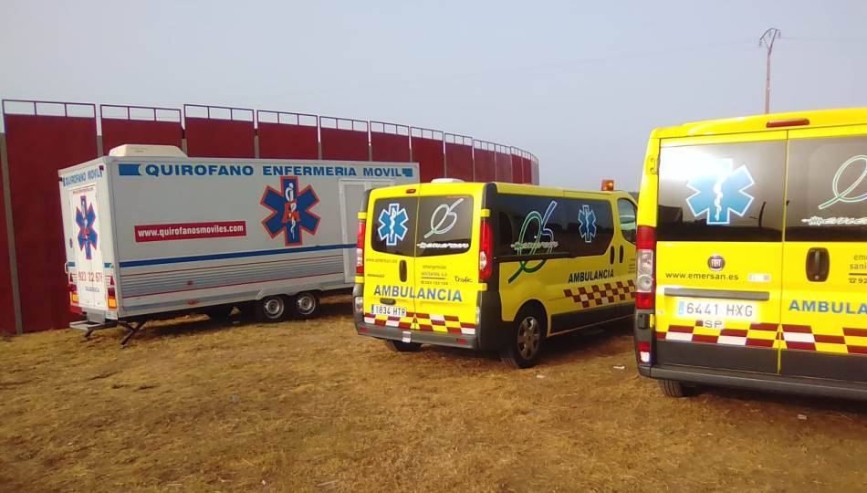 Ambulancias del Sacyl en un festejo taurino de Peralejos de Abajo