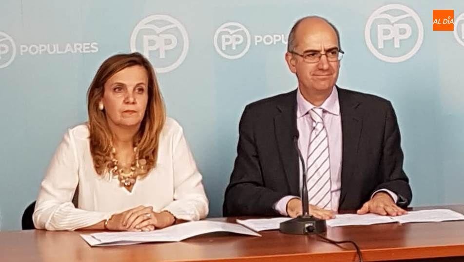 Javier Iglesias, presidente provincial del PP, junto a la senadora Esther del Brío