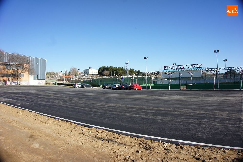 El asfaltado del aparcamiento del Campo Municipal de fútbol ya está listo