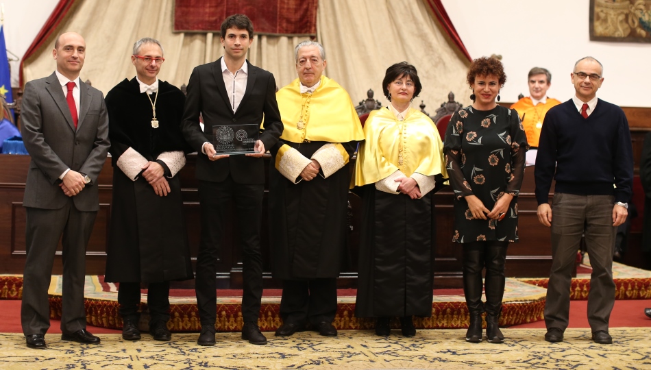 Premio de la Fundación Grünenthal a la Investigación Clínica. Recoge el premio Javier Muriel, Domingo Morales y Ana María Peiró