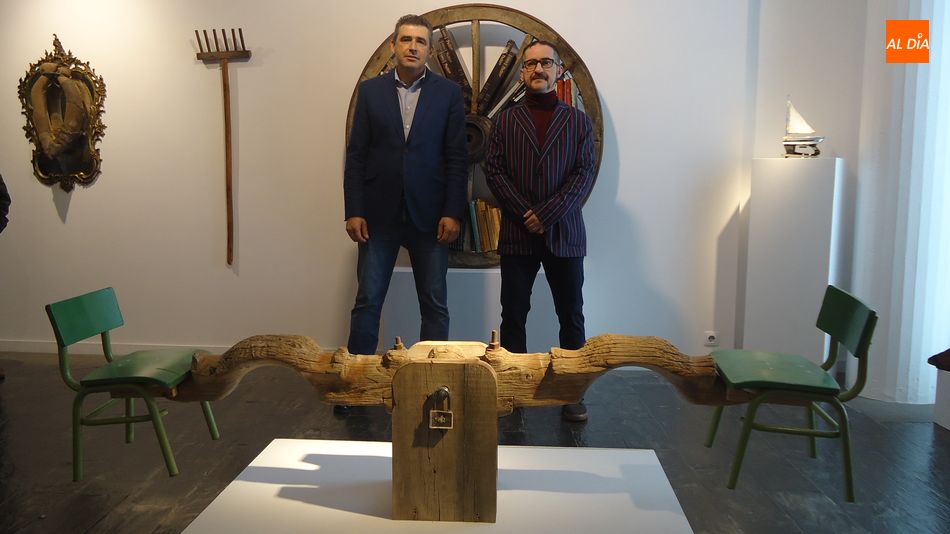 El diputado de Cultura, Julián Barrera, y el artista Jean Claude Cubino