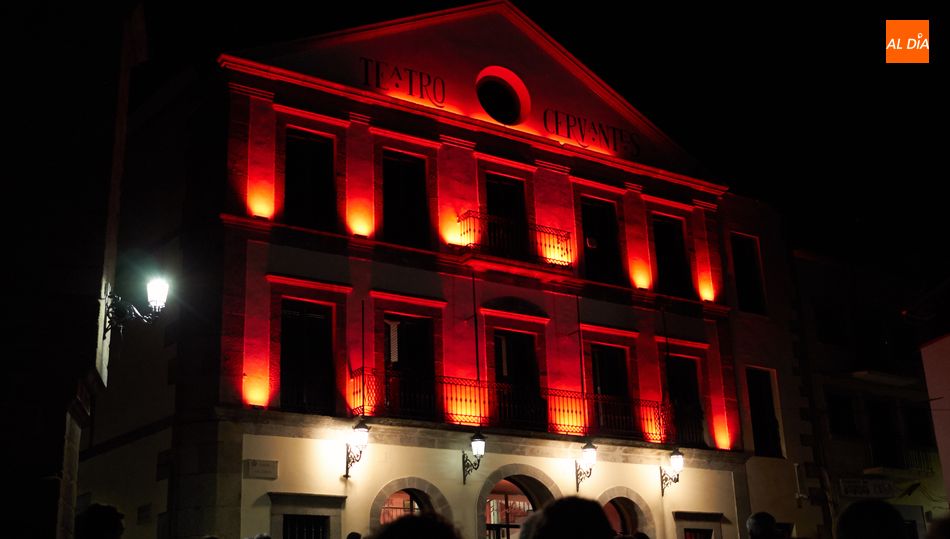 Inaugurada la nueva iluminación de la fachada del Teatro Cervantes / FOTOS DANIEL PÉREZ