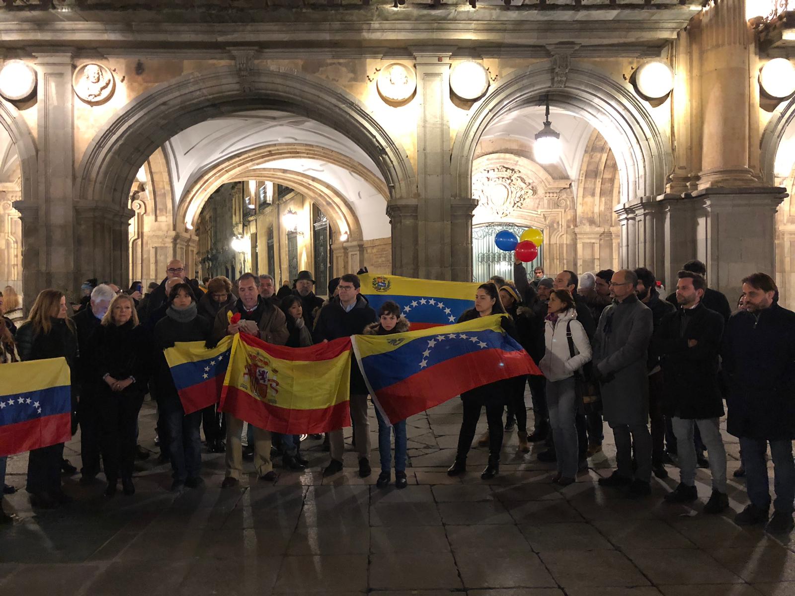 Las muestras de apoyo al pueblo venezolano han tenido lugar en la Plaza Mayor