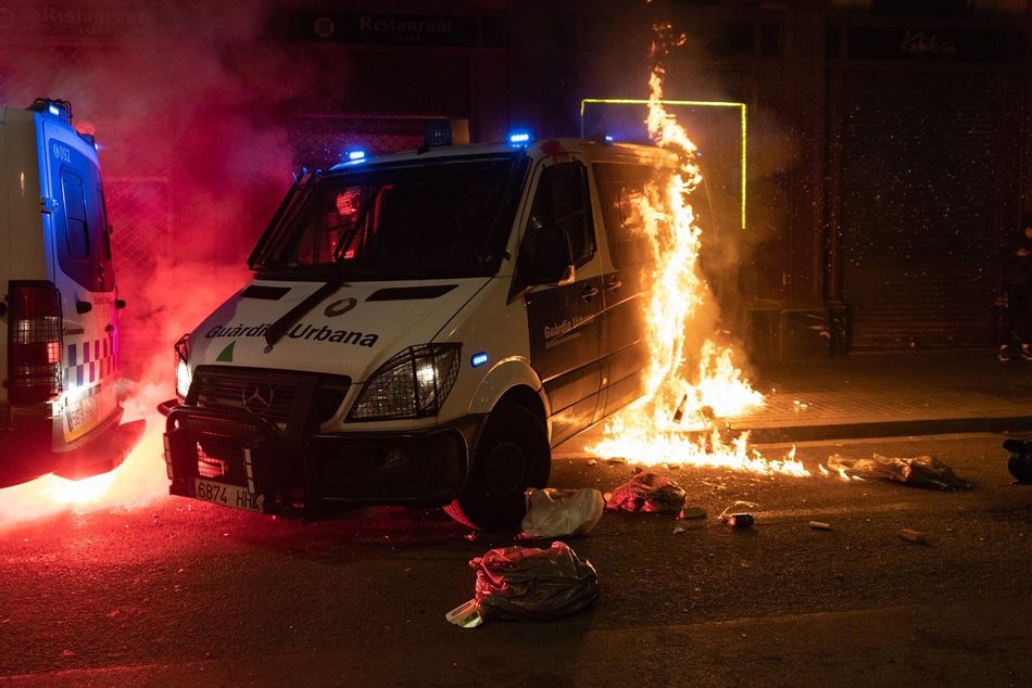 Furgoneta de la Guardia Urbana de Barcelona ardiendo tras el ataque de los vándalos - EP