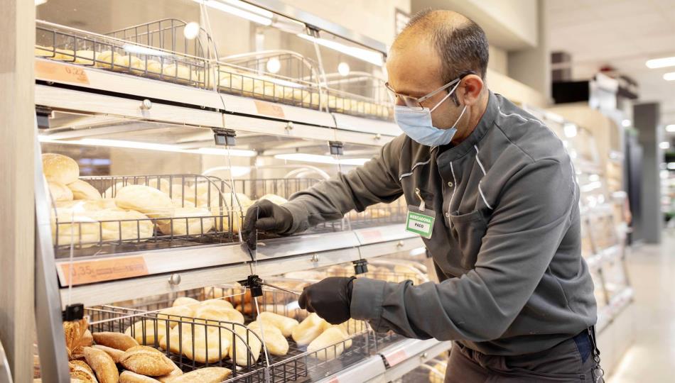 Trabajador de Mercadona en un supermercado de Valencia. Foto de MERCADONA