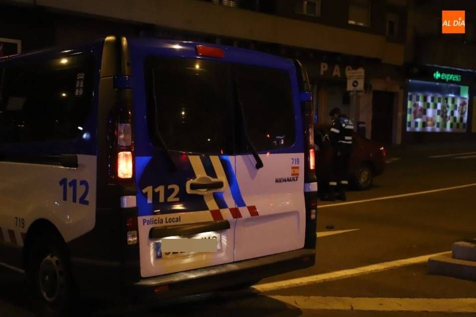 Imagen de un vehículo policial durante el toque de queda