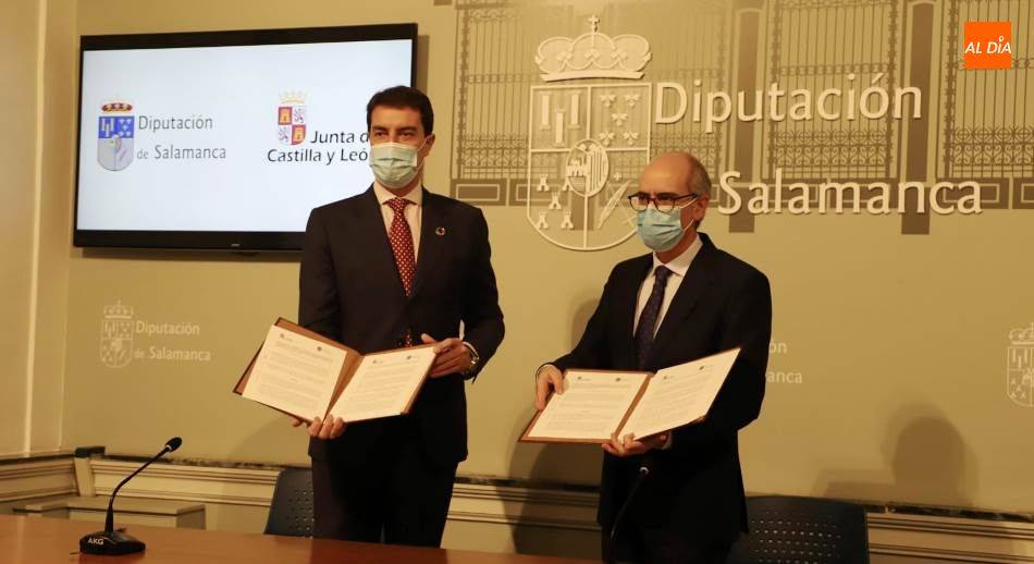 Firma del convenio entre la Junta y la Diputación | Foto Lydia González