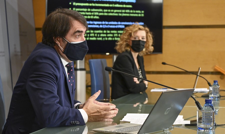 El consejero de Fomento y Medio Ambiente, Juan Carlos Suárez-Quiñones, en una rueda de prensa