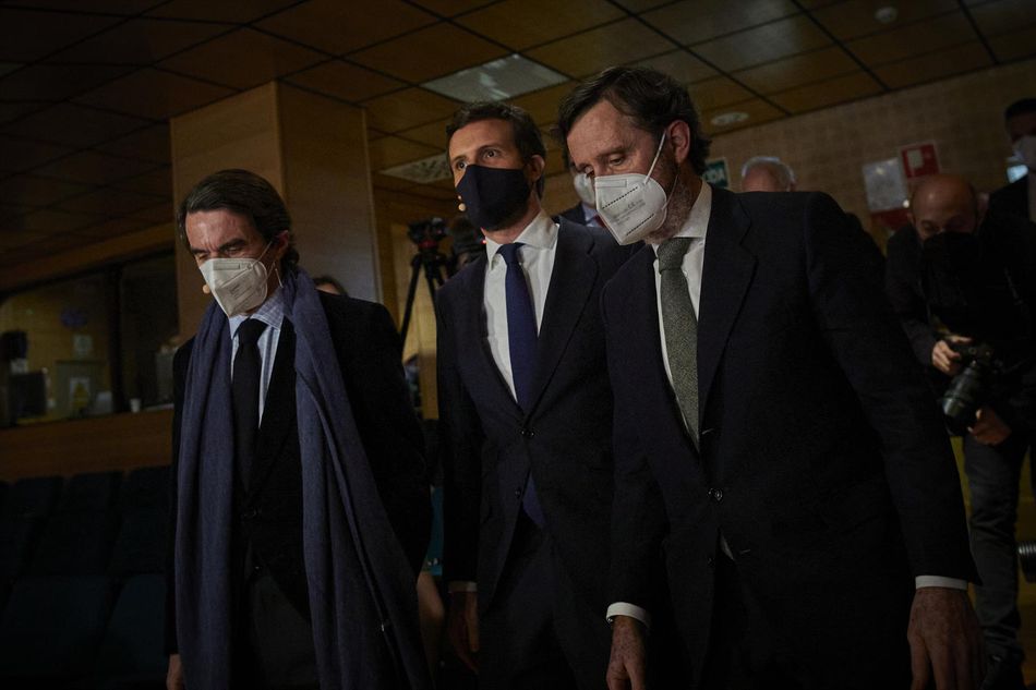 El expresidente del Gobierno José María Aznar y el presidente del PP, Pablo Casado, a su llegada a un acto este martes. Foto: EP