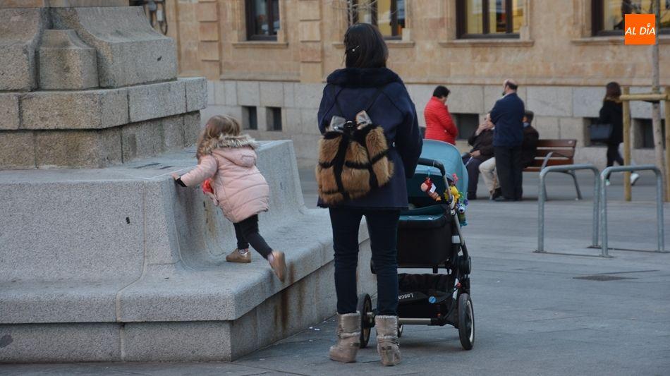 Imagen de una mujer paseando a su hija