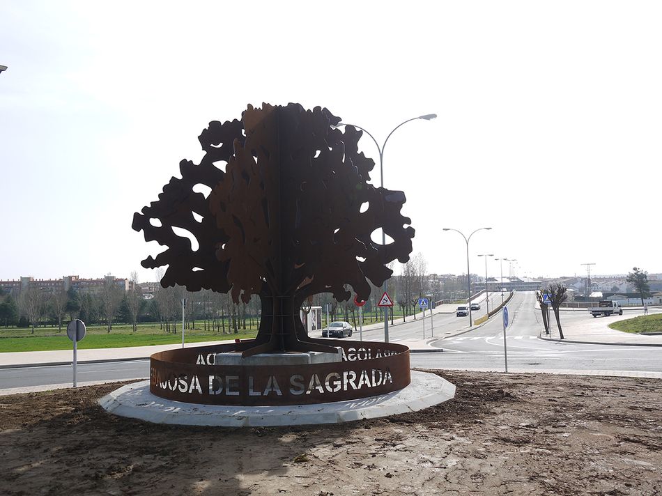 Foto 3 - Carbajosa instala una escultura del árbol que da nombre al pueblo como forma de dar la bienvenida...