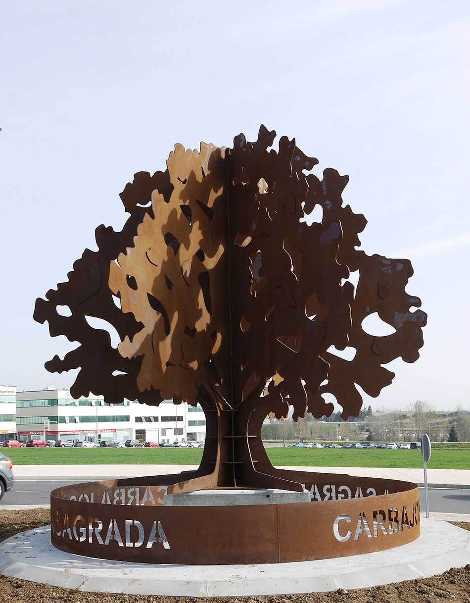 Foto 2 - Carbajosa instala una escultura del árbol que da nombre al pueblo como forma de dar la bienvenida...