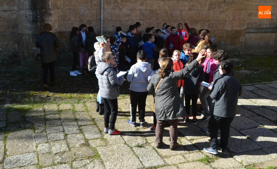 Foto 6 - Alumnos del Colegio Miróbriga participan en las visitas guiadas a la Catedral  