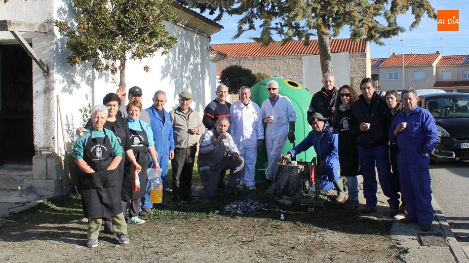 Vecinos de Almenara de Tormes se han afanado este fin de semana en las labores de la matanza tradicional