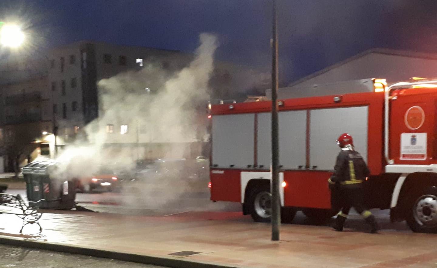 Los Bomberos sofocan un fuego declarado en un contenedor de la Avenida de Salamanca  