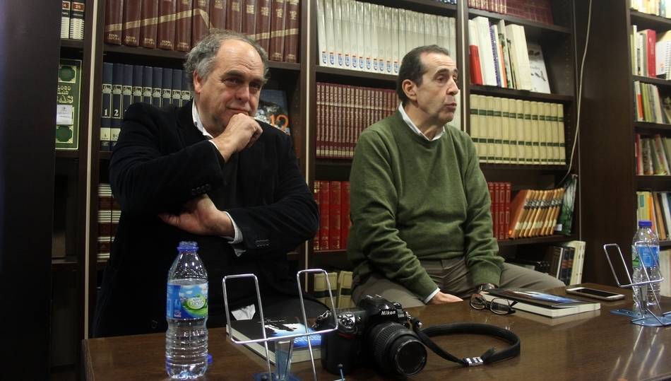 José Amador (iz. con su inseprable Nikon D200, y junto al editor Carlos de Tomás