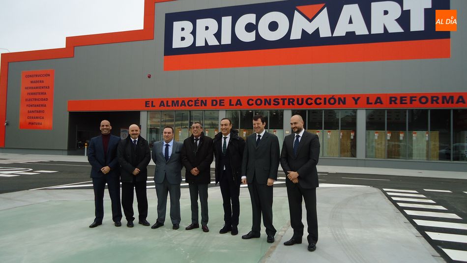 Directivos de Bricomart y autoridades salmantinas posan antes de la inauguración oficial de las instalaciones