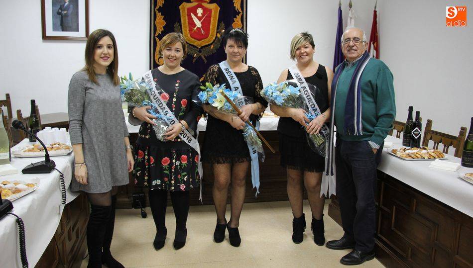 El alcalde German Vicente y la concejala Nerea Pereira (iz.) con la reina y damas de las águedas del 2018 / Archivo