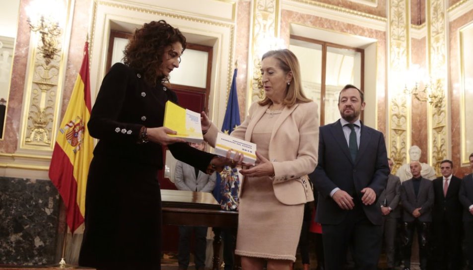 María Jesús Montero, ministra de Hacienda, entrega  los Presupuestos Generales del Estado a la presidenta del Congreso, Ana Pastor