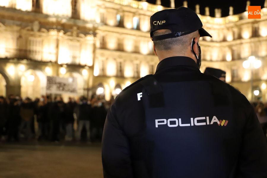 Agente de la Policía Nacional en la Plaza Mayor de Salamanca. Foto de archivo