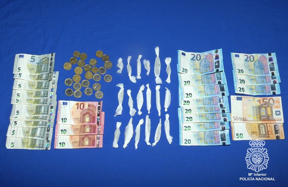Sustancias estupefacientes y dinero incautado en la detención