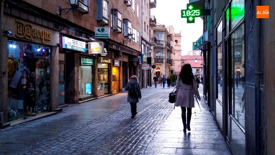 Varias personas caminando por una céntrica calle de Salamanca