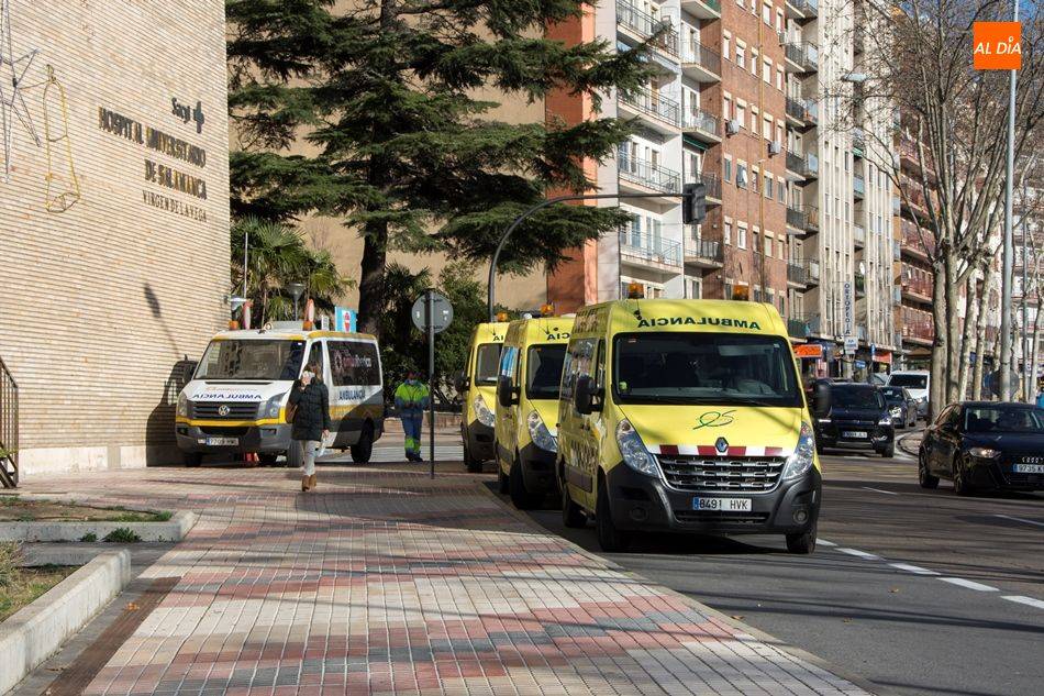 Ambulancias junto al hospital Virgen de la Vega. Foto de archivo