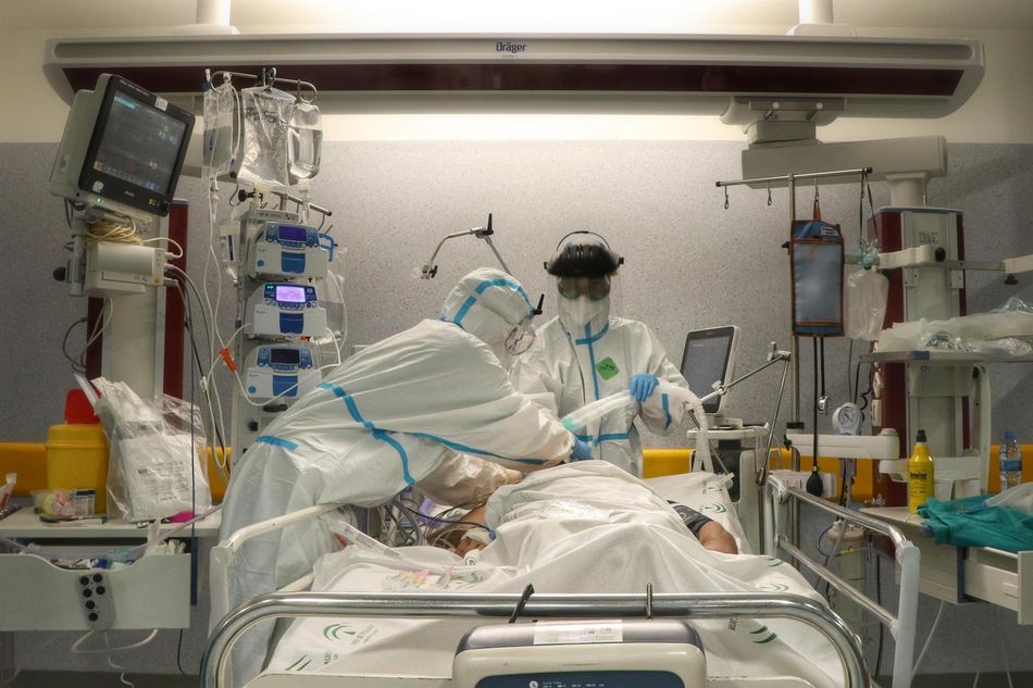 Facultativos atienden a un paciente con Covid-19 en la UCI de un centro hospitalario de España. Foto: EP