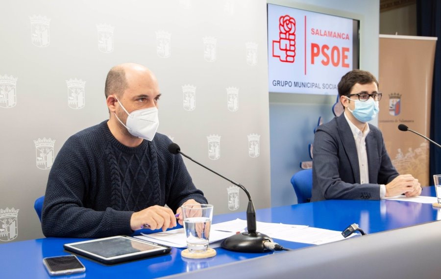 Chema Collados y José Luis Mateos, de izquierda a derecha, en la presentación de la moción. Foto PSOE