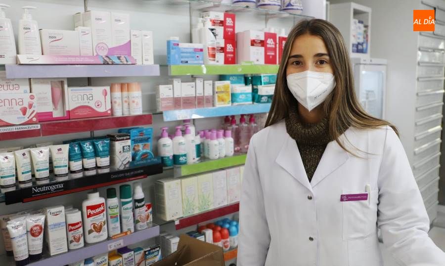 Lidia Sánchez Sánchez, profesional de la Farmacia Mª Rosa Paradinas Rodríguez, en la calle Gran Capitán