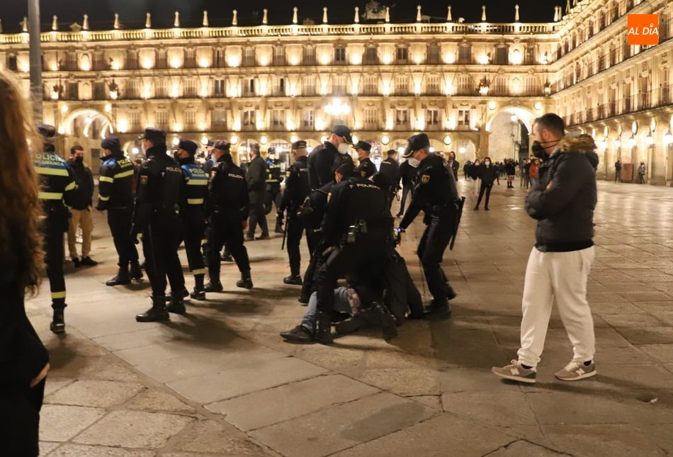 Intervención de los policías para evitar que la situación llegara a mayores. Fotos: Lydia González