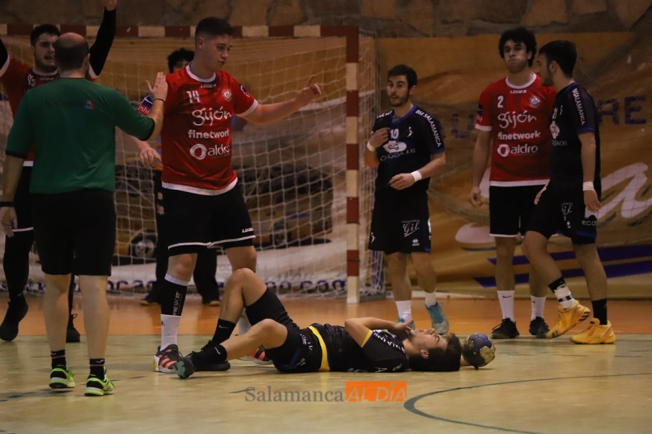Un jugador del BM Salamanca, tirado en el suelo, en un partido anterior