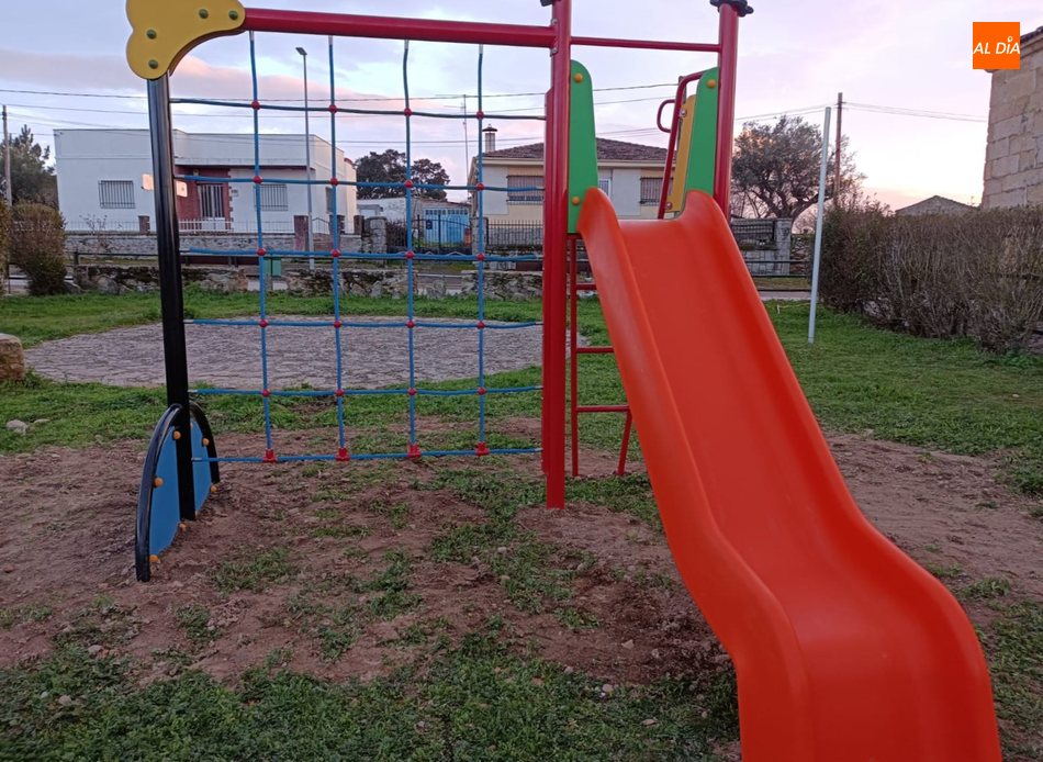 Foto 6 - El Ayuntamiento de Sobradillo incorpora al parque infantil una tirolina y un tobogán