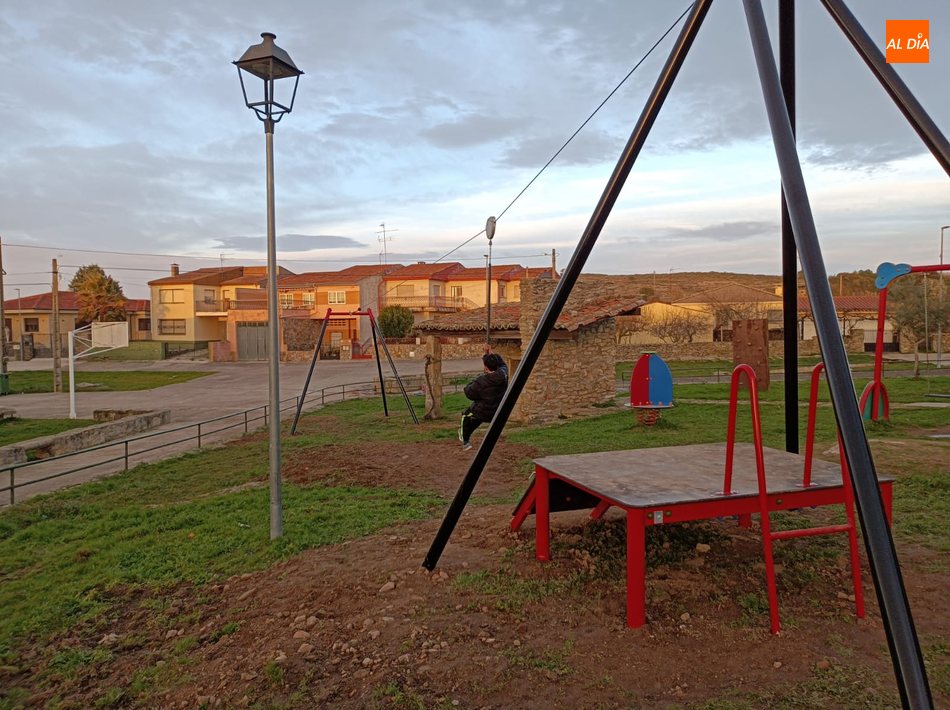 Foto 5 - El Ayuntamiento de Sobradillo incorpora al parque infantil una tirolina y un tobogán