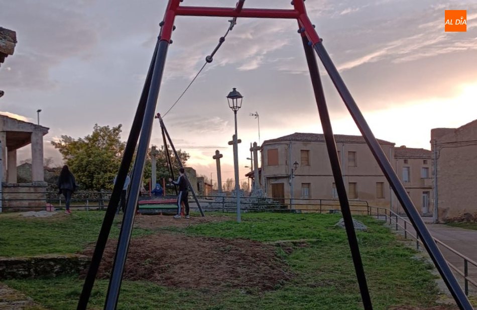 Foto 4 - El Ayuntamiento de Sobradillo incorpora al parque infantil una tirolina y un tobogán