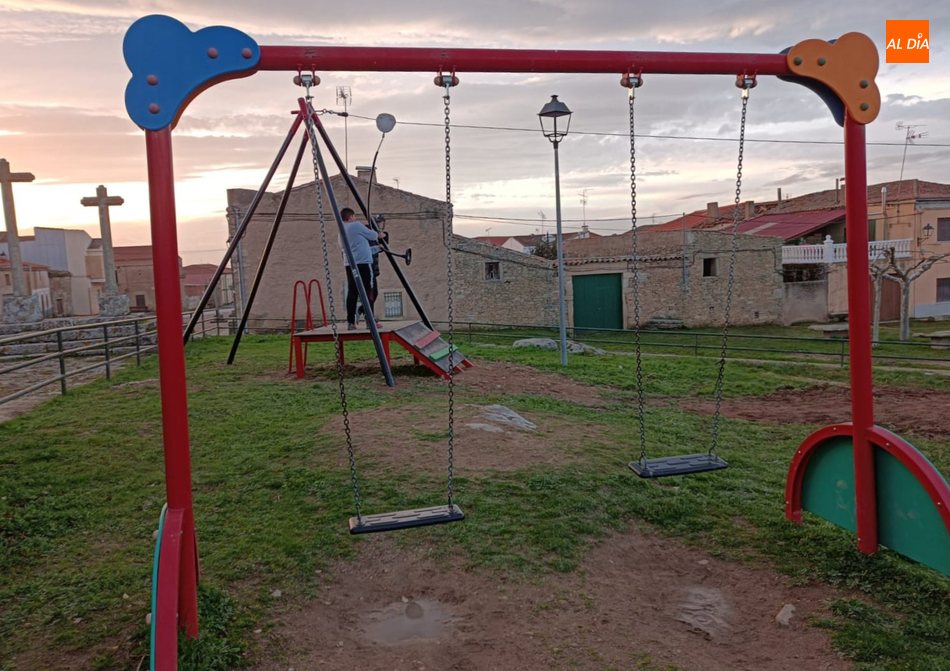 Foto 3 - El Ayuntamiento de Sobradillo incorpora al parque infantil una tirolina y un tobogán