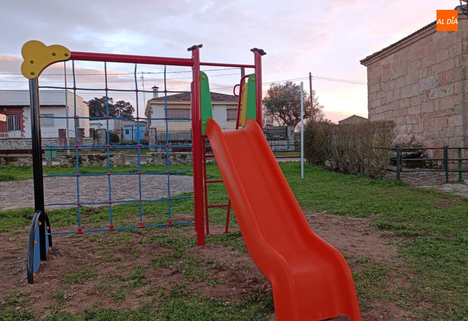 Foto 2 - El Ayuntamiento de Sobradillo incorpora al parque infantil una tirolina y un tobogán