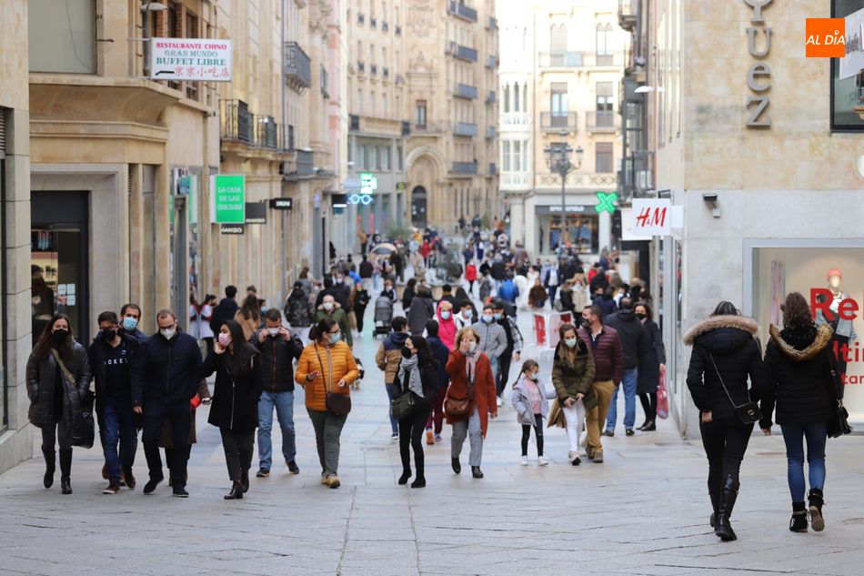Las calles de Salamanca vuelven a llenarse de público tras la crudeza de la tercera ola - Lydia González