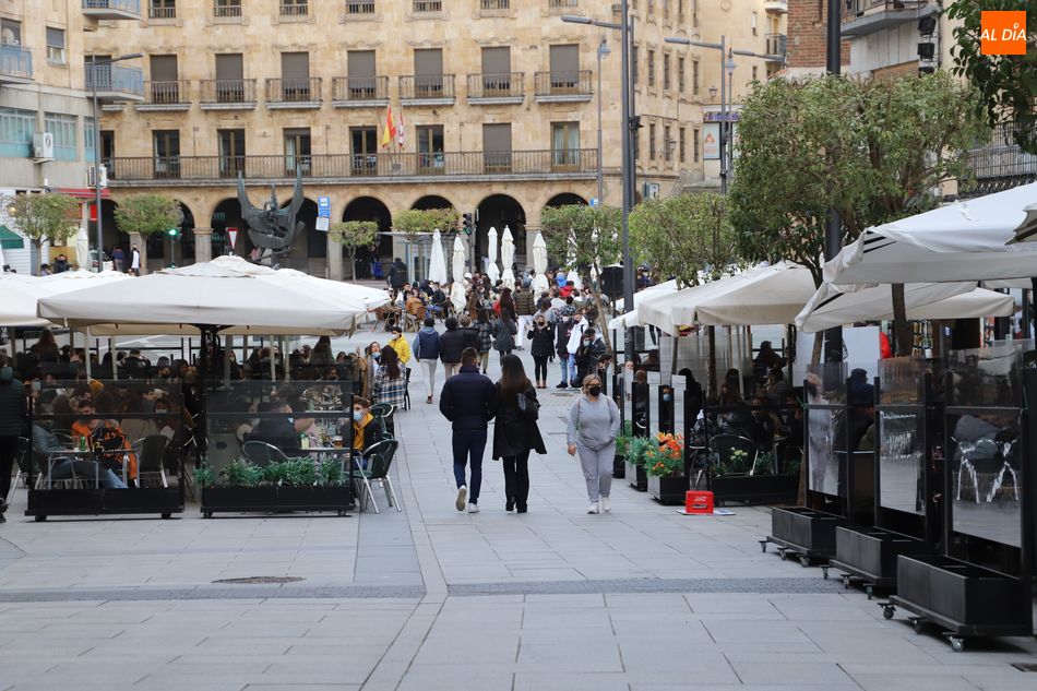 Foto 6 - El viento de Karim no impide que se llenen las calles del centro de Salamanca