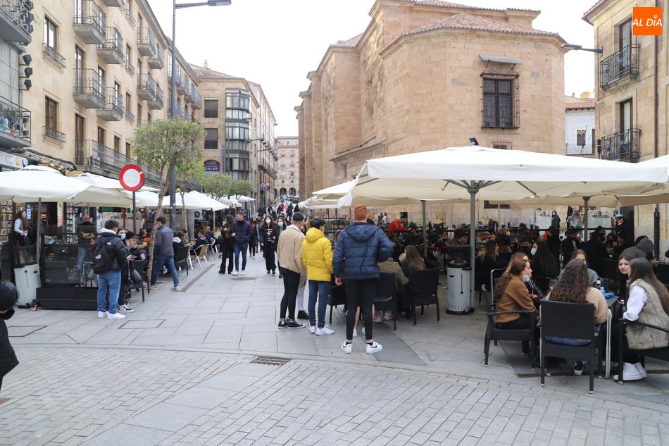 Foto 4 - El viento de Karim no impide que se llenen las calles del centro de Salamanca