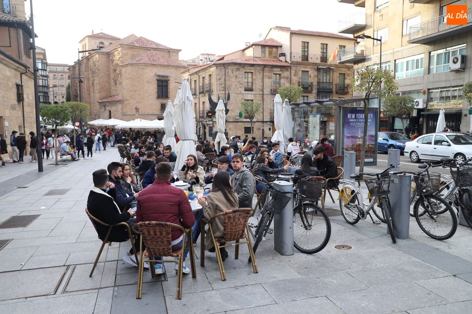 Foto 3 - El viento de Karim no impide que se llenen las calles del centro de Salamanca