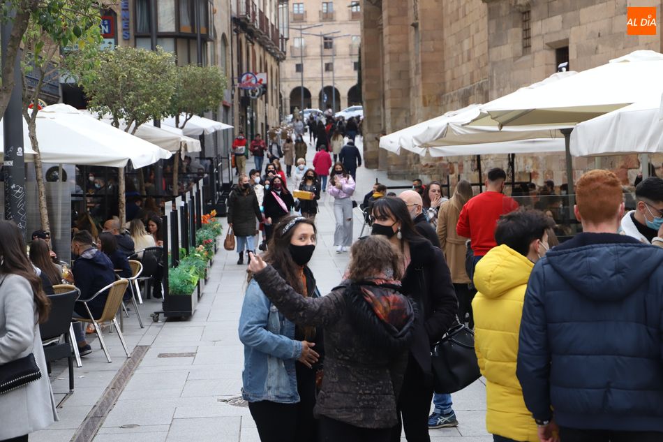 Foto 2 - El viento de Karim no impide que se llenen las calles del centro de Salamanca