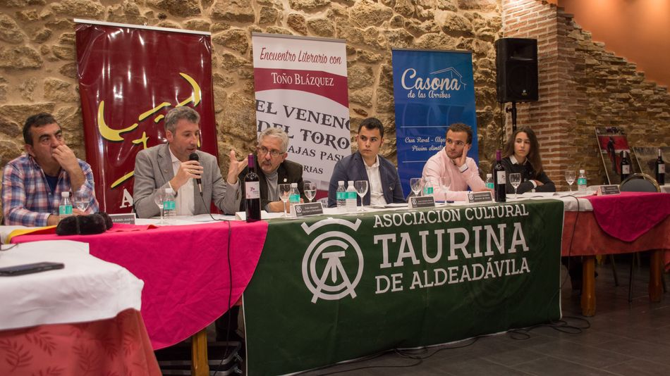 Mesa de participantes en la tertulia de la Asociación Taurina Cultural de Aldeadávila