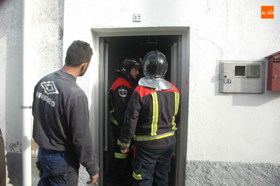 Foto 5 - Los bomberos sofocan un incendio en una vivienda del Paseo del Socorro de Vitigudino