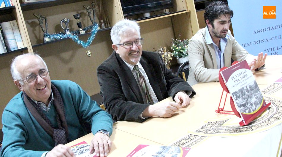 De iz. a der., Germán Vicente, alcalde de Vitigudino; Toño Blázquez, autor; y Carlos Huertos, presidente de la Asociación Taurina / CORRAL