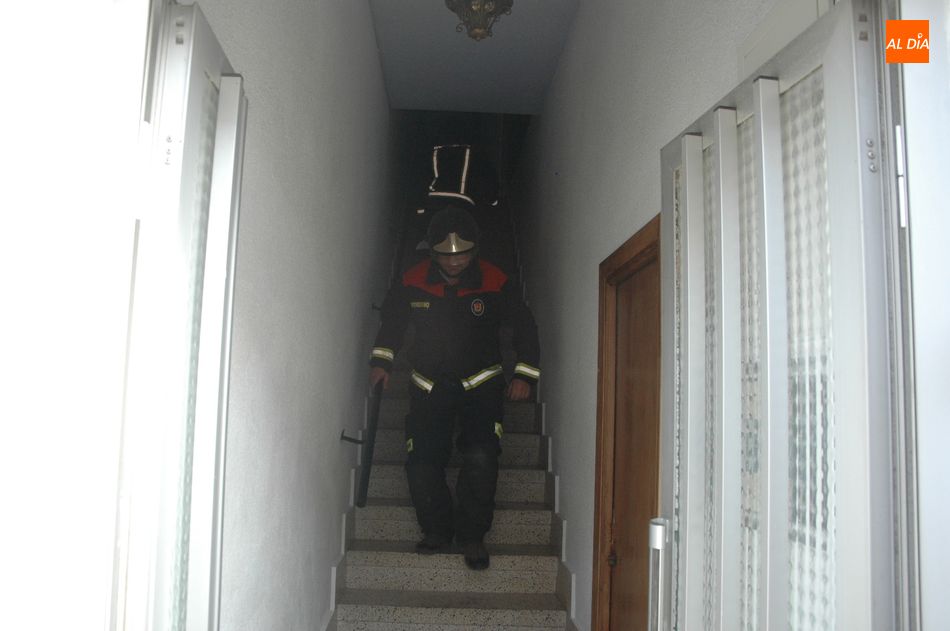 Foto 3 - Los bomberos sofocan un incendio en una vivienda del Paseo del Socorro de Vitigudino