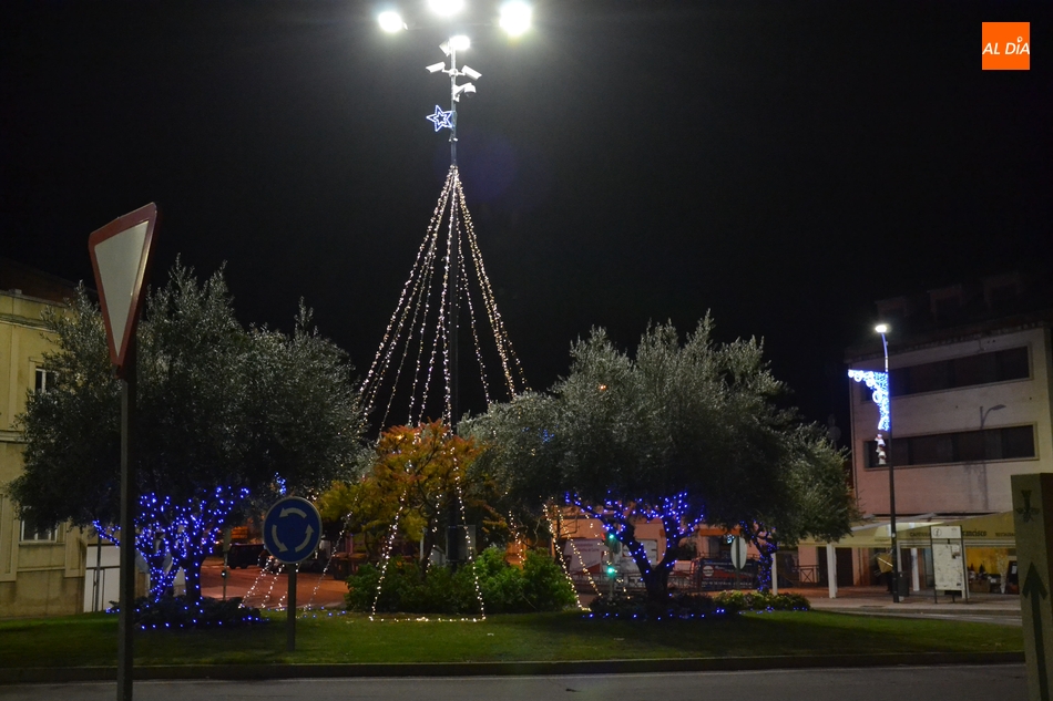 Foto 5 - La rotonda del Cruce estrena Árbol de Navidad  