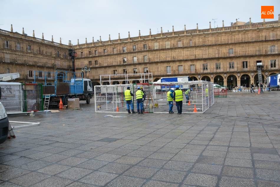 Foto 2 - Comienza el montaje del regalo en forma de cubo que adornará la Plaza Mayor