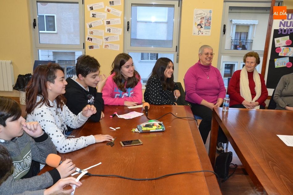 Foto 4 - Los jóvenes de Radio i y los mayores de El Puente Radio mantienen un encuentro intergeneracional  