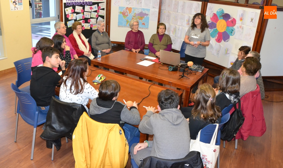 Foto 3 - Los jóvenes de Radio i y los mayores de El Puente Radio mantienen un encuentro intergeneracional  